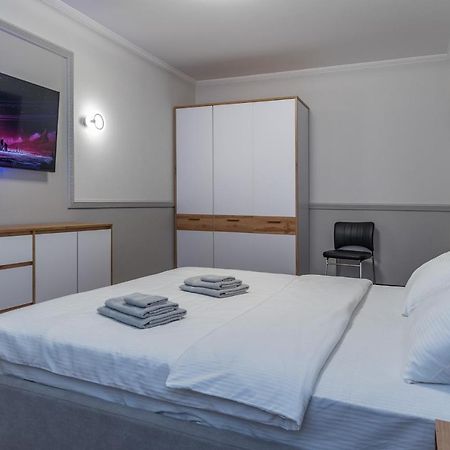Modern 3 Bedroom Apartment Киев Экстерьер фото